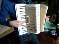 Io sono Italiano, Italiano Vero / Ani Hozer Abaita - On the accordion